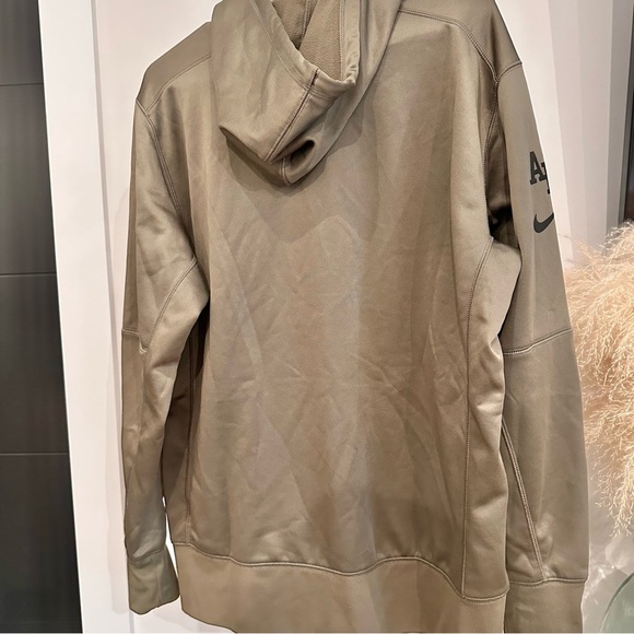 Men's Nike Green Air Force Falcons Red Tails Therma Pullover Hoodie - Picture 6 of 6